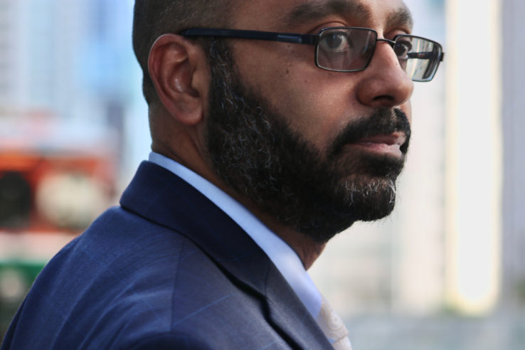 En el estado de Florida, conducir con una licencia suspendida o revocada es un delito penal grave, imponiendo una multa de hasta $500 y una pena de prisión de hasta 60 días para la primera condena y 364 días para la segunda condena. Si es declarado culpable de un delito grave, un conductor puede enfrentar una pena de prisión de hasta 5 años y multas de hasta $5,000. Cuento con una alta experiencia con respecto a estos casos y, además, conozco diversas defensas y estrategias que puedo usar para vencer un cargo de licencia suspendida o minimizar una penalidad potencial. Póngase en contacto con Carlos Gonzalez Law, siempre hay formas de solucionar el problema.